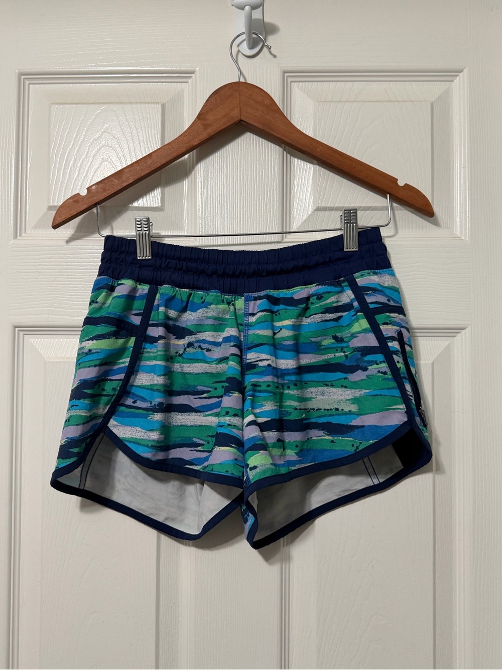 Lululemon athletica tracker shorts III size 6 vvguc